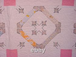 ONE OF A KIND PATTERN EMBROIDERED AND PIECED / APPLIQUE ANTIQUE QUILT 30s/40s