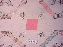 ONE OF A KIND PATTERN EMBROIDERED AND PIECED / APPLIQUE ANTIQUE QUILT 30s/40s