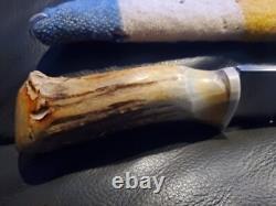 14 couteau en acier avec manche en bois de cerf. Avec fourreau en laine. Pièce unique
