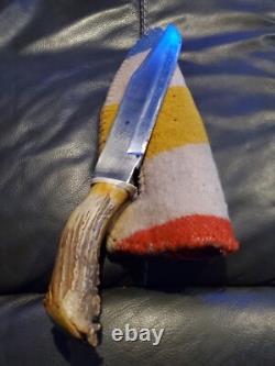 14 couteau en acier avec manche en bois de cerf. Avec fourreau en laine. Pièce unique