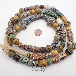 4 pieds Un exemplaire rare de la collection de perles commerciales en millefiori vénitiennes en Afrique