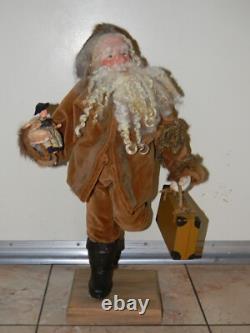 90 Figurine de Santa unique en son genre courant avec poupée et valise par LOIS CLARKSON