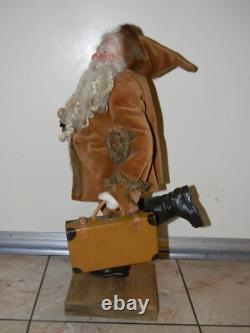 90 Figurine de Santa unique en son genre courant avec poupée et valise par LOIS CLARKSON