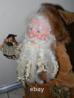 90 Figurine de Santa unique en son genre courant avec poupée et valise par LOIS CLARKSON