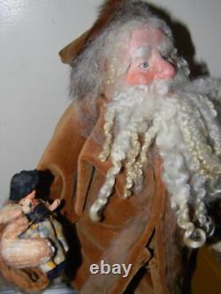 90 Figurine de Santa unique en son genre courant avec poupée et valise par LOIS CLARKSON