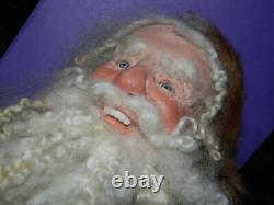 90 Figurine de Santa unique en son genre courant avec poupée et valise par LOIS CLARKSON
