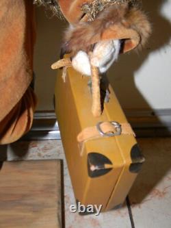90 Figurine de Santa unique en son genre courant avec poupée et valise par LOIS CLARKSON