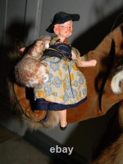90 Figurine de Santa unique en son genre courant avec poupée et valise par LOIS CLARKSON