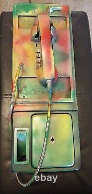 Artiste E. M. Zax: Un téléphone public peint à la main et signé par Zax, unique en son genre