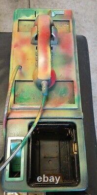 Artiste E. M. Zax: Un téléphone public peint à la main et signé par Zax, unique en son genre
