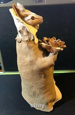Artiste signé Unique Sculpture en argile modelée à la main Lapin de Cérémonies Étrange Unique