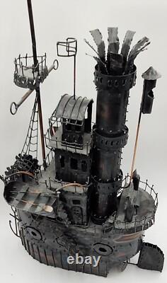 Bateau en métal vintage, sculpture. UNIQUE EN SON GENRE