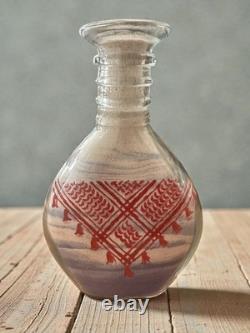 Bouteille en sable jordanien unique représentant une figure de Coupe du Monde portant un drapeau