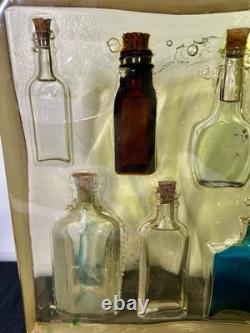 Bouteilles Antiques Avec Liquide Encastré Dans De La Résine Œuvre Unique