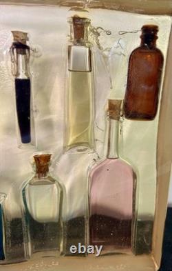 Bouteilles Antiques Avec Liquide Encastré Dans De La Résine Œuvre Unique