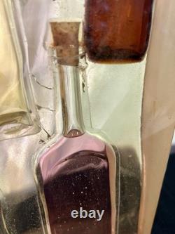 Bouteilles Antiques Avec Liquide Encastré Dans De La Résine Œuvre Unique