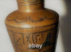 C. 1923 Égyptien Signé Chabuk Swaran Bohemian Copper Egyptian Vase Unique En Son Genre