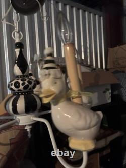 Chandelier en forme d'oie fantaisiste pour la chambre d'enfant, la salle de jeux, sur mesure et unique en son genre