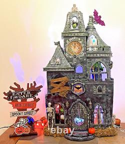 Château hanté d'Halloween Maison de poupée unique peinte à la main Décoration effrayante
