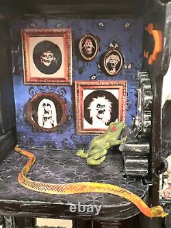 Château hanté d'Halloween Maison de poupée unique peinte à la main Décoration effrayante