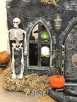 Château hanté d'Halloween Maison de poupée unique peinte à la main Décoration effrayante