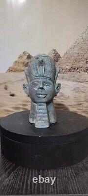 Chef-d'œuvre unique : Tête antique du roi Toutankhamon en pierre solide