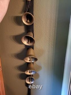 Clochettes en laiton antique avec sangles en cuir. Pièce unique