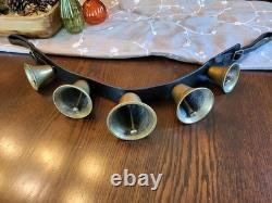 Clochettes en laiton antique avec sangles en cuir. Pièce unique