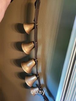 Clochettes en laiton antique avec sangles en cuir. Pièce unique