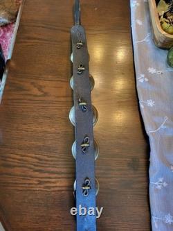 Clochettes en laiton antique avec sangles en cuir. Pièce unique