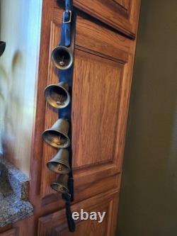 Clochettes en laiton antique avec sangles en cuir. Pièce unique