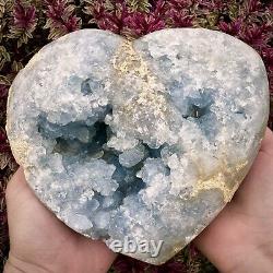 Coeur d'amour en cristal de célestite bleue rare unique en son genre spécimen de cristaux de grande taille