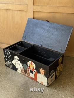 Coffre / Boîte d'Art Populaire Star Wars. Fait par un Artiste. Peint à la Main, Unique en Son Genre.