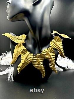 Collier vintage en laiton signé Lee Menichetti - Une pièce unique d'art portable légère.