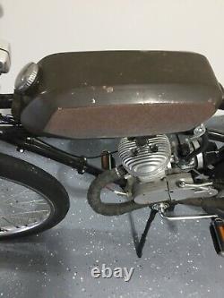 Conception de moto vintage de style Café Racer personnalisée similaire à Whizzer - un look unique en son genre