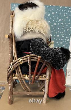 Confectionné À La Main L'un Des 32 Santa Sitting Sur Une Chaise En Bois