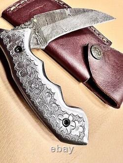 Couteau de poche artistique unique en son genre en damas roulé, fait à la main au Pakistan.