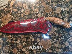Couteau fait main unique en son genre, lame de 8 1/4 pouces, longueur totale de 13 1/4 pouces. Poignée de dragon en nœud celtique