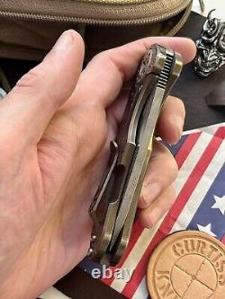 Couteaux Curtiss F3 - Une pièce unique en or/laiton et titane, en Damas épais.