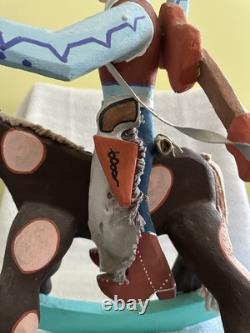 Cowboy folklorique unique, sculpté et façonné à la main, sur cheval à bascule en bois