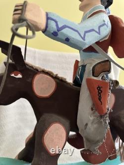 Cowboy folklorique unique, sculpté et façonné à la main, sur cheval à bascule en bois