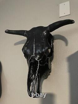 Crâne de taureau Art Déco sur mesure, peint à la main, unique en son genre.