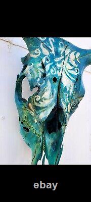 Crâne de vache sculpté et peint unique