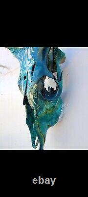 Crâne de vache sculpté et peint unique
