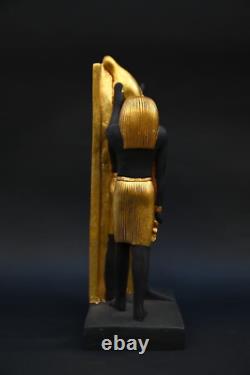 Dans une scène épique, le roi Ramsès II avec les dieux Horus et Set, une pièce unique en son genre.