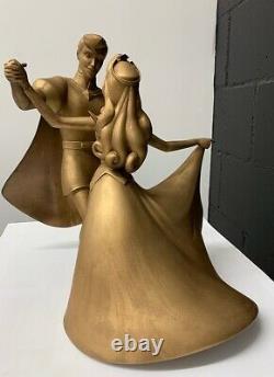 Disney Phillip Et Aurora Dancing Statue-one D’un Accessoire Aimable De La Convention