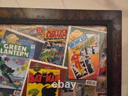 Éditions Millennium de One of a Kind Comics JLA DC avec présentoir et œuvre encadrée