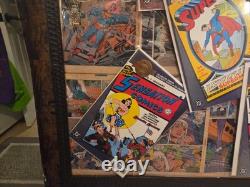 Éditions Millennium de One of a Kind Comics JLA DC avec présentoir et œuvre encadrée
