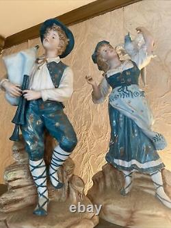 Ensemble De 2 Figurines Anciennes Européennes D'un Genre Magnifique