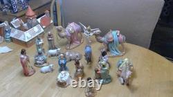 Ensemble de crèche en céramique unique, fait à la main et peint, réalisé en 1988